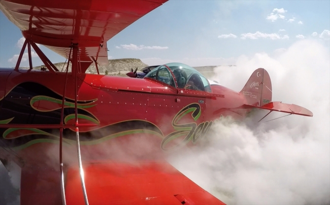 Akrobasi pilotu baba-kız uçaklarıyla gösteri yaptı